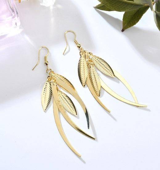 Dangling Feathers Earrings in Gold or Silver For Woman – Feshionn IOBI
