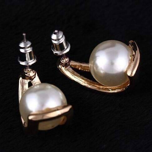 Feshionn IOBI Earrings Pearl Scoop Gold Plated Stud Earrings